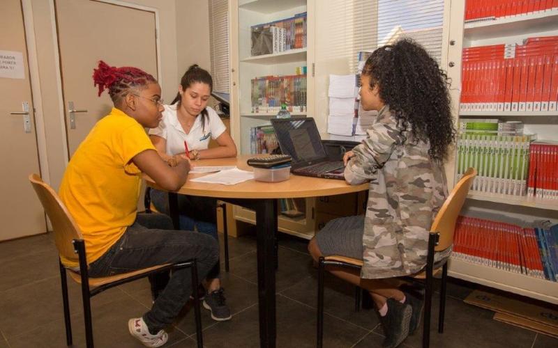 studenten uit Caribisch  Nederland zitten aan tafel