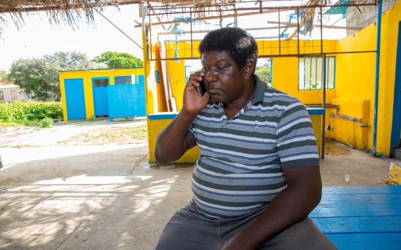 Man in Caribisch Nederland aan de telefoon