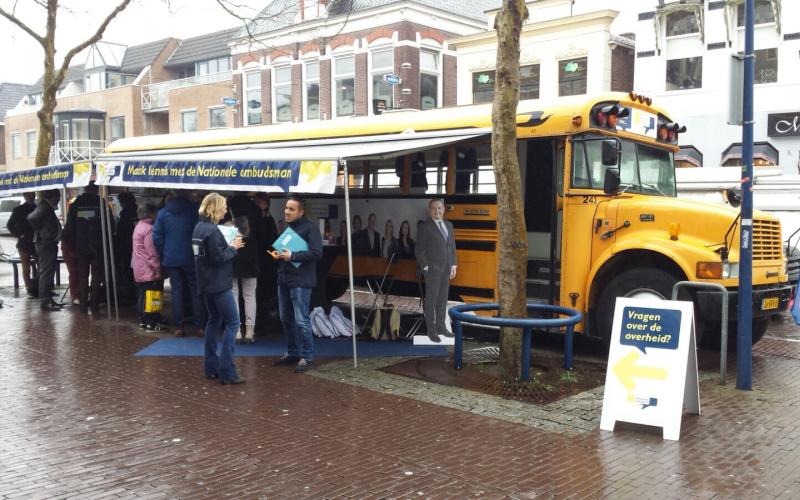 Tourbus van de Nationale ombudsman op het plein