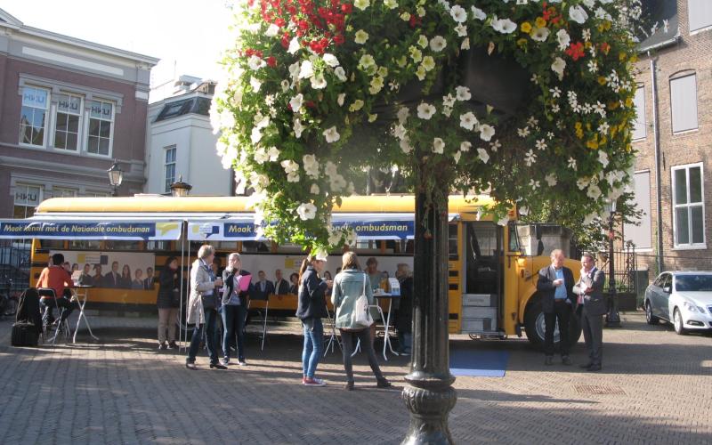 Foto van de gele Amerikaanse schoolbus van de Nationale ombudsman tijdens zijn tour in Utrecht