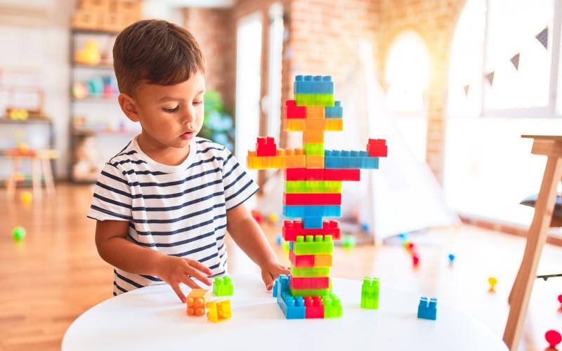 Kind speelt met duplo Kind speelt met duplo