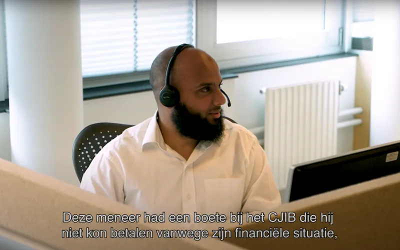 Medewerker Nationale ombudsman aan de telefoon met een burger