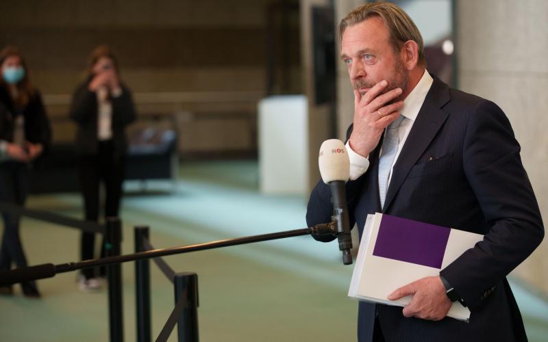 Man met baard (Reinier van Zutphen, Nationale ombudsman). Hij draagt een zwart pak, heeft zijn hand op de kin en houdt in de andere hand documenten Man met baard (Reinier van Zutphen, Nationale ombudsman). Hij draagt een zwart pak, heeft zijn hand op de kin en houdt in de andere hand documenten
