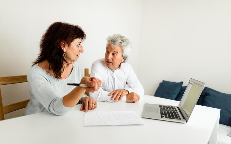 Man en vrouw aan tafel