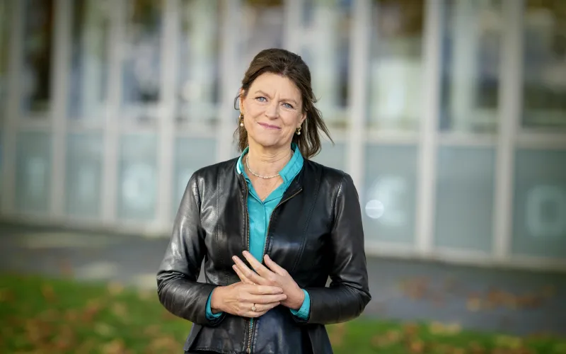 Margrite Kalverboer, Kinderombudsman (vrouw met halflang bruin haar kijkt in camera, ze draagt een zwart leren jasje en blauwe blouse)