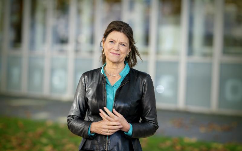 Margrite Kalverboer, Kinderombudsman (vrouw met halflang bruin haar kijkt in camera, ze draagt een zwart leren jasje en blauwe blouse) Margrite Kalverboer, Kinderombudsman (vrouw met halflang bruin haar kijkt in camera, ze draagt een zwart leren jasje en blauwe blouse)