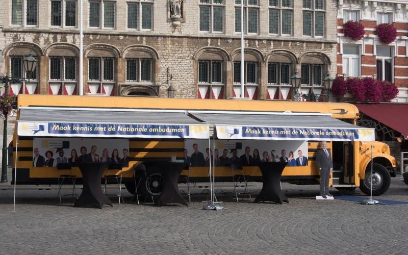 Gele geparkeerde Ombudsbus van de Nationale ombudsman