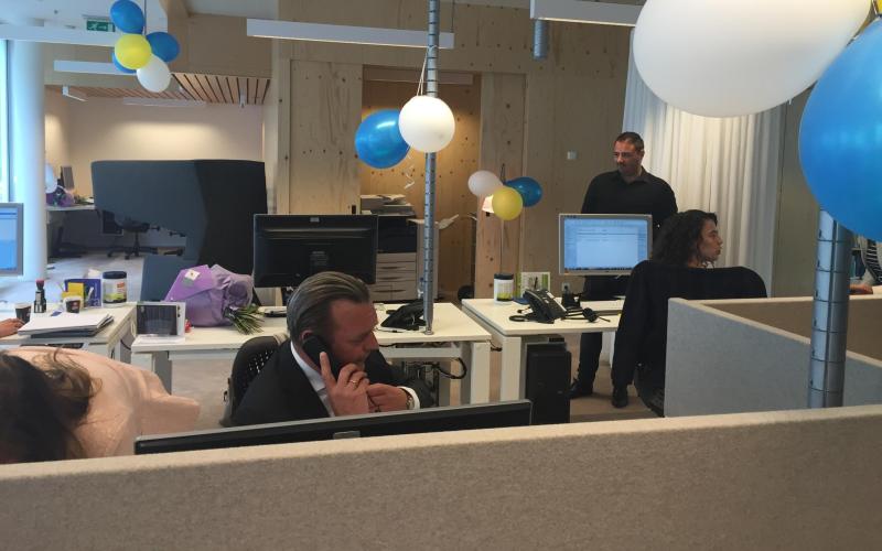 Foto van Nationale ombudsman Reinier van Zutphen aan de telefoon met iemand met een klacht
