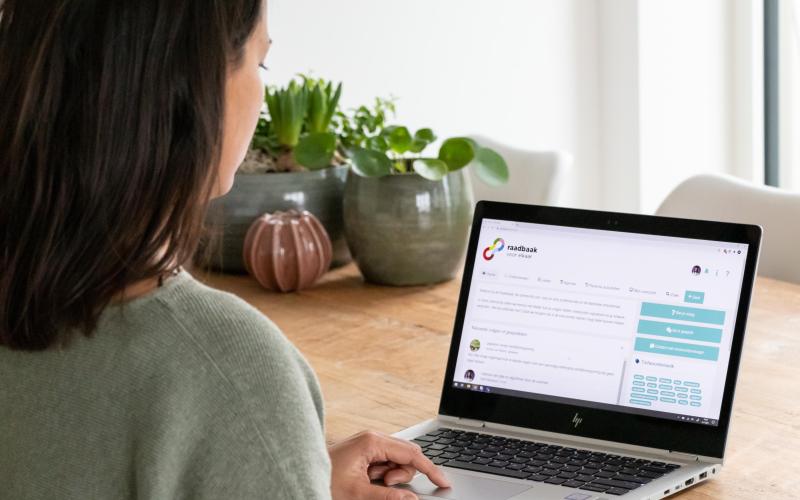 Woman looking at the site of Raadbaak on her laptop