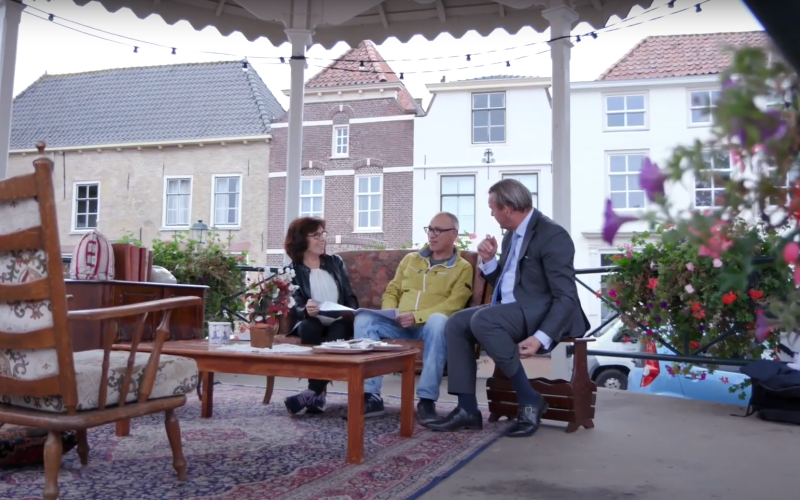 Nationale ombudsman Reinier van Zutphen in gesprek met twee inwoners van Zeeland tijdens de provincietour