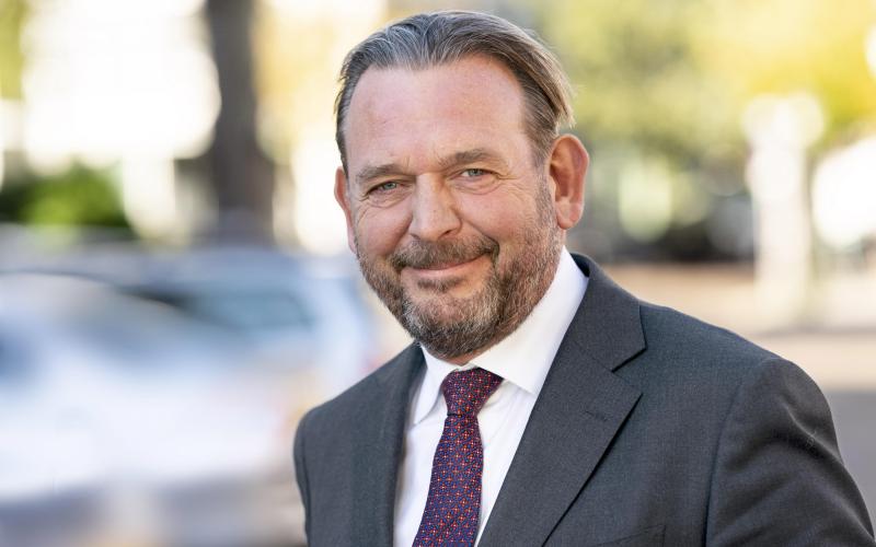 Een portrait photo of Reinier van Zutphen, the Nationale ombudsman