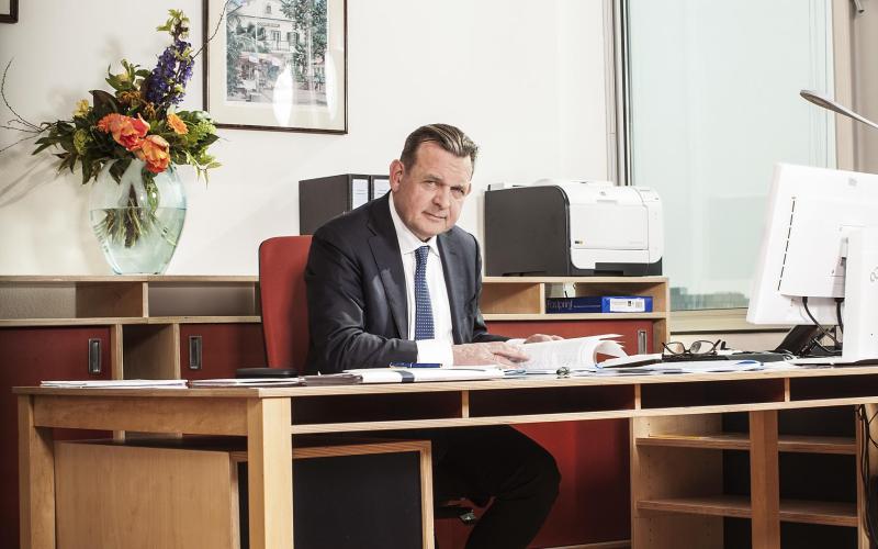 Foto van Reinier van Zutphen, zittend achter zijn bureau