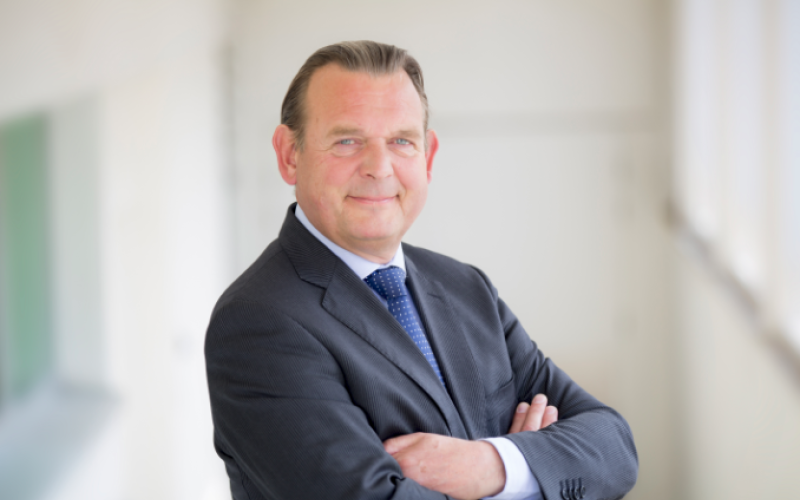 De Nationale ombudsman, Reinier van Zutphen, staat lachend met armen gekruist De Nationale ombudsman, Reinier van Zutphen, staat lachend met armen gekruist