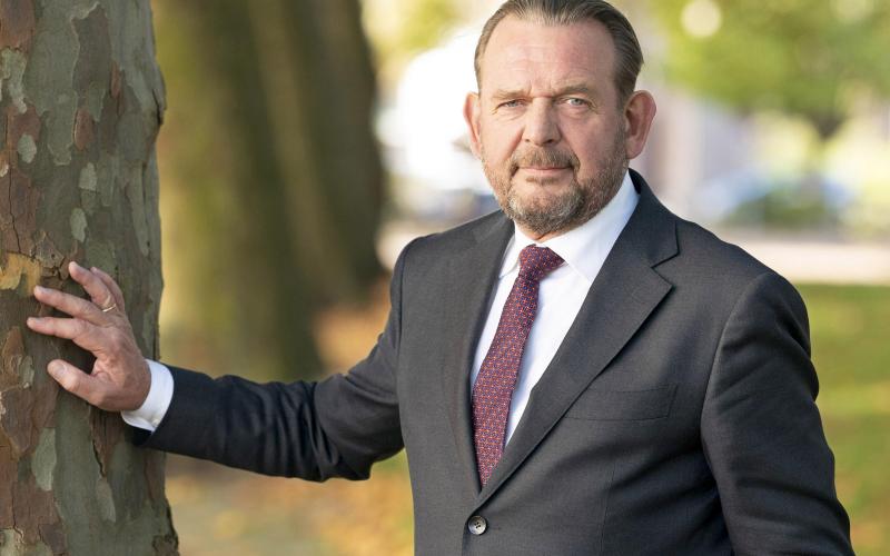 Man leunt tegen boom: Reinier van Zutphen, Nationale ombudsman Man leunt tegen boom: Reinier van Zutphen, Nationale ombudsman