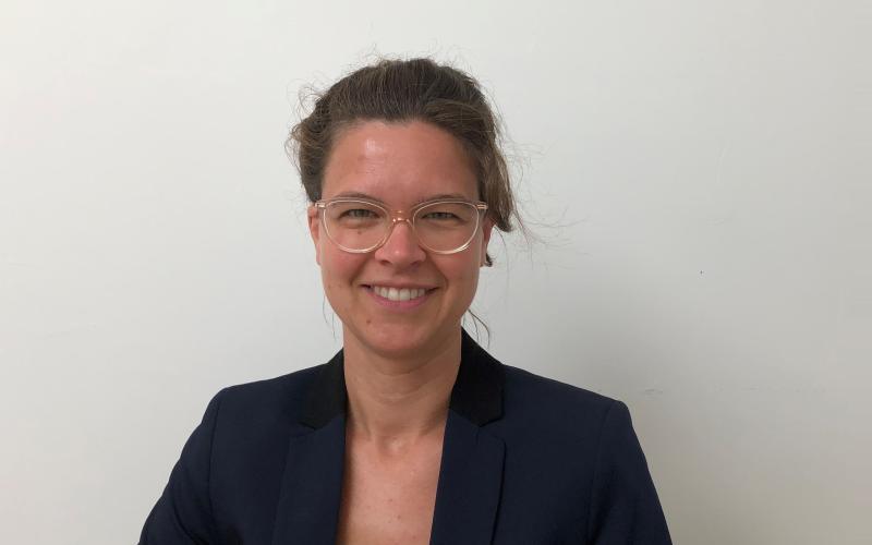 Sabine de Bruijn, een vrouw met bril en donkerbruin haar dat ze vast heeft. Ze draagt een zwarte blazer. Sabine de Bruijn, een vrouw met bril en donkerbruin haar dat ze vast heeft. Ze draagt een zwarte blazer.