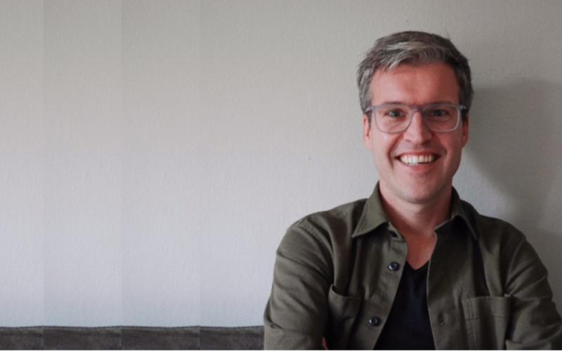 Man (Sjoerd van den Berg) heeft grijs haar, een bril en draagt een overhemd Man (Sjoerd van den Berg) heeft grijs haar, een bril en draagt een overhemd