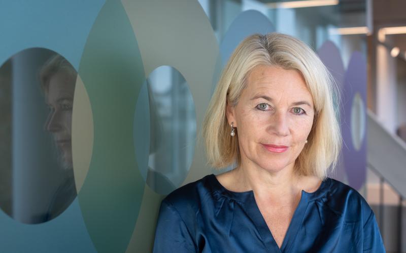 Vrouw met halflang blond haar (Annemarie Tuzgöl, Nationale ombudsman). Ze draagt een blauwe blouse Vrouw met halflang blond haar (Annemarie Tuzgöl, Nationale ombudsman). Ze draagt een blauwe blouse