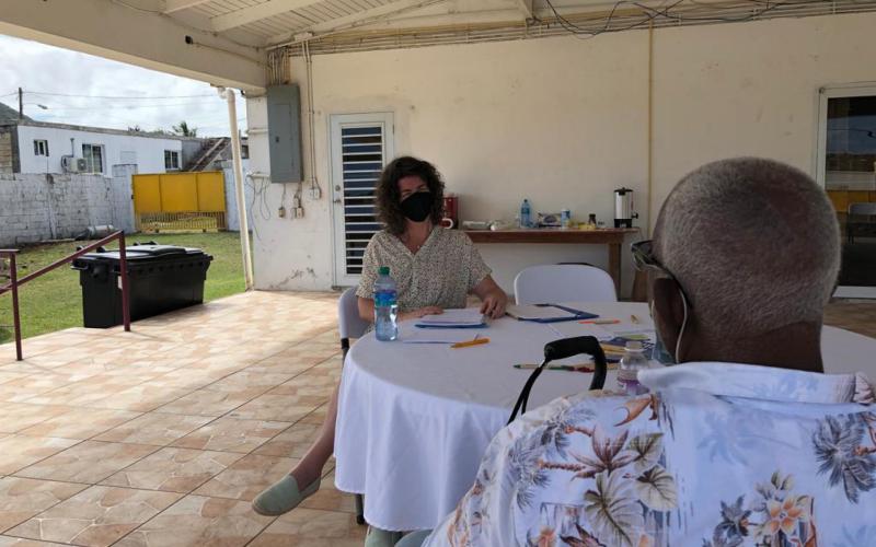 Twee personen in gesprek tijdens spreekuren op Caribisch-Nederland Twee personen in gesprek tijdens spreekuren op Caribisch-Nederland