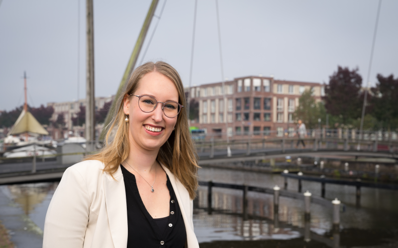 Vrouw (Michelle Koelewijn) heeft blond haar en draagt een bril. Ze staat buiten bij het water (haven) Vrouw (Michelle Koelewijn) heeft blond haar en draagt een bril. Ze staat buiten bij het water (haven)