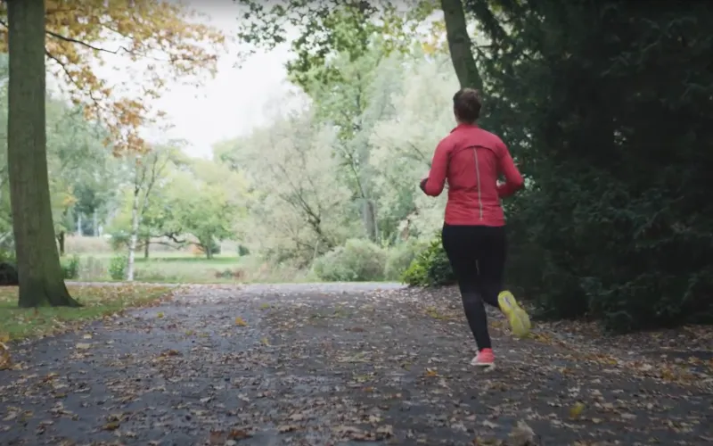 Vrouw aan het hardlopen in het bos