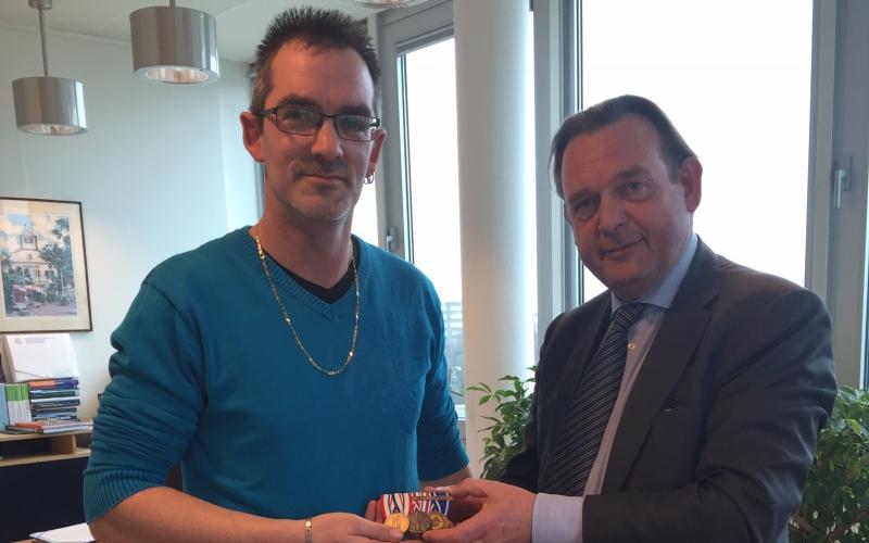 Veteranenombudsman Reinier van Zutphen overhandigt verloren medailles aan een veteraan Veteranenombudsman Reinier van Zutphen overhandigt verloren medailles aan een veteraan