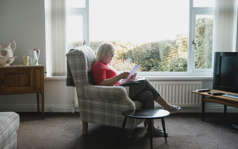 Vrouw leest brief Vrouw leest brief