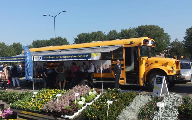 Foto van de gele Amerikaanse schoolbus van de Nationale ombudsman Foto van de gele Amerikaanse schoolbus van de Nationale ombudsman