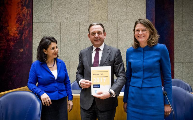 Overhandiging door Nationale ombudsman en Kinderombudsman van jaarverslag 2017 aan Tweede Kamer Overhandiging door Nationale ombudsman en Kinderombudsman van jaarverslag 2017 aan Tweede Kamer
