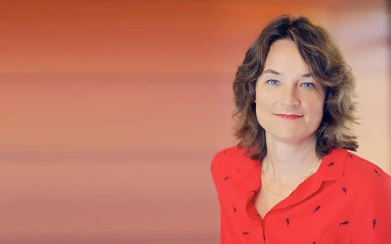 Portret van vrouw met bruin haar en rode blouse (Ira van Keulen, omgevingsmanager Nationale ombudsman)