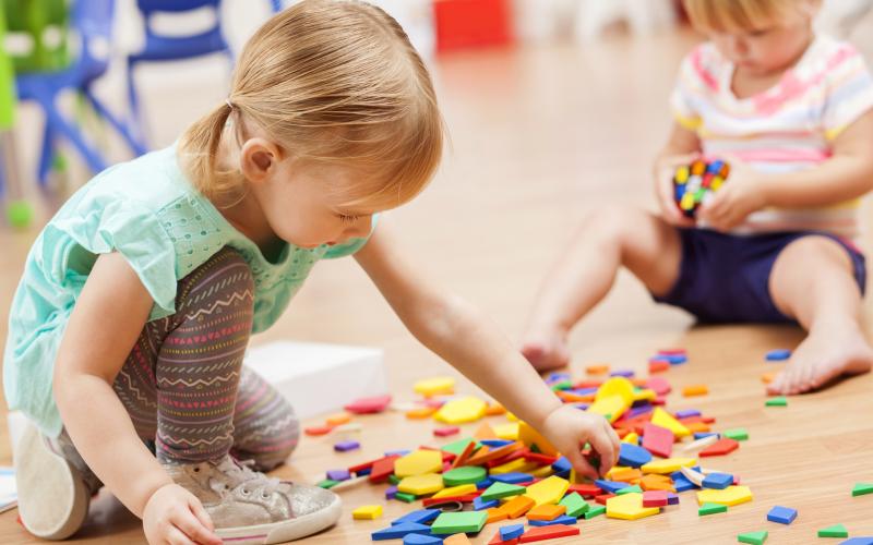Kinderen spelen bij opvang Kinderen spelen bij opvang