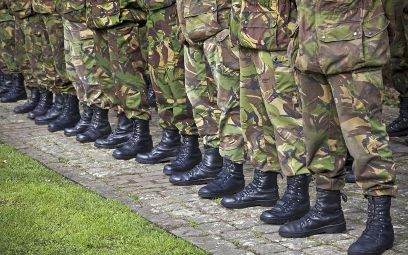 Foto van militairen op een rij, alleen de benen zijn zichtbaar