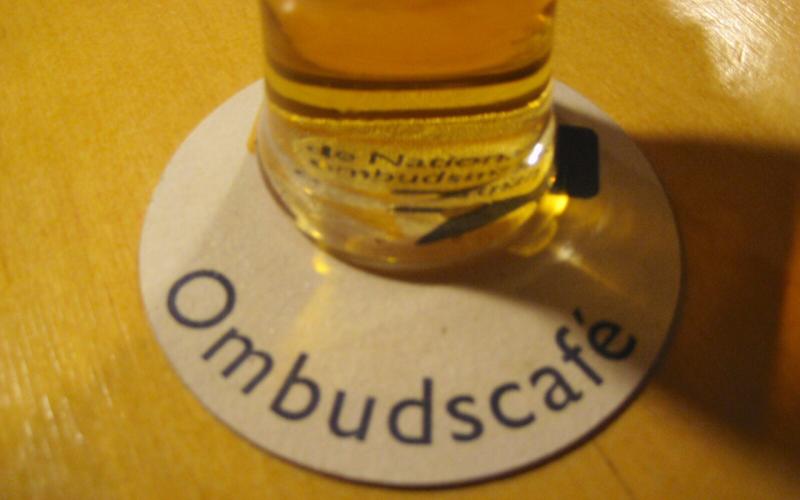 Bierviltje met daarop 'Ombudscafé'