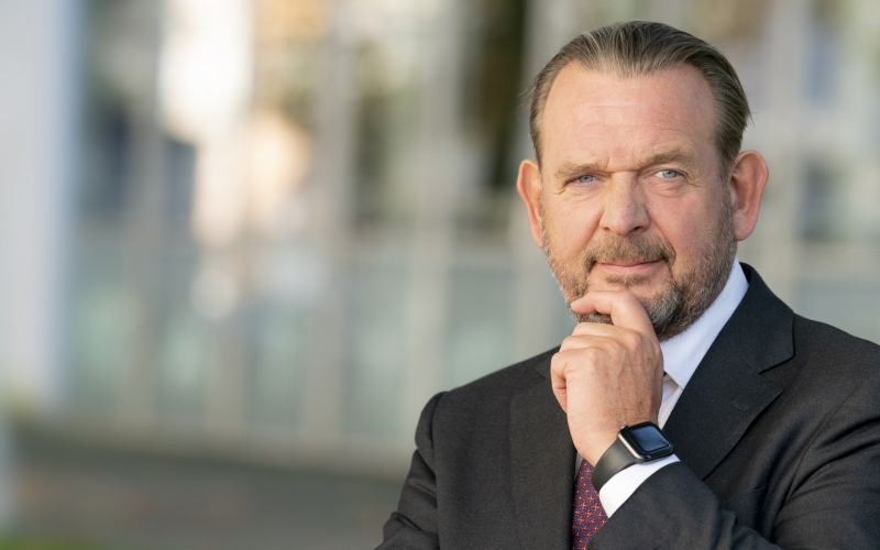 Nationale ombudsman Reinier van Zutphen (man in donker pakt, armen gevouwen) Nationale ombudsman Reinier van Zutphen (man in donker pakt, armen gevouwen)