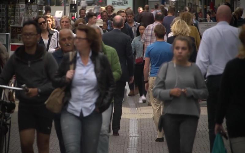 Foto van mensen in de winkelstraat