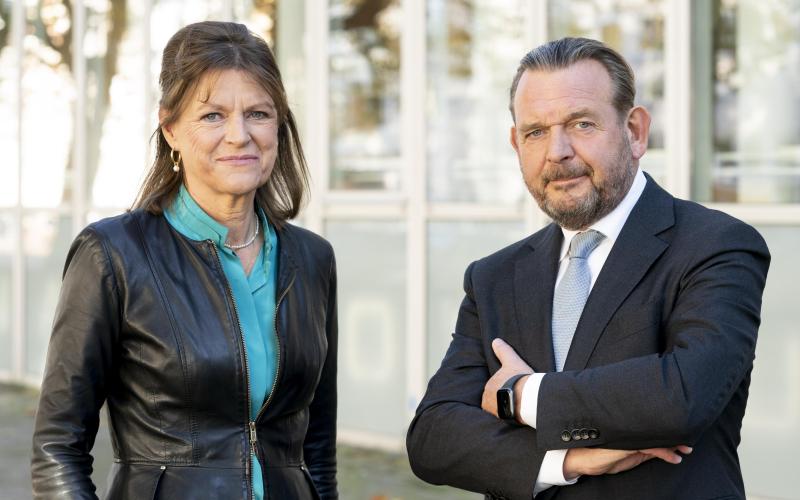 Kinderombudsman Margrite Kalverboer, vrouw met half lang bruin haar, en Nationale ombudsman Reinier van Zupthen, man met donkerbruin haar en baardje, staan voor het gebouw van de Nationale ombudsman Kinderombudsman Margrite Kalverboer, vrouw met half lang bruin haar, en Nationale ombudsman Reinier van Zupthen, man met donkerbruin haar en baardje, staan voor het gebouw van de Nationale ombudsman