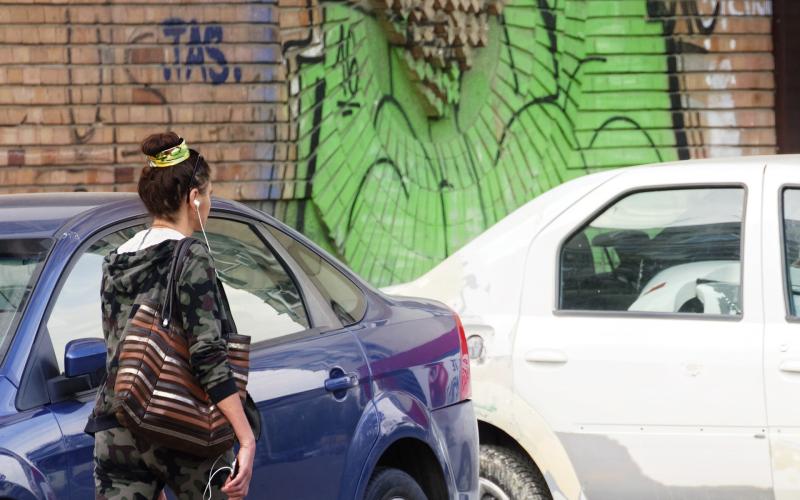 Vrouw op straat met auto's