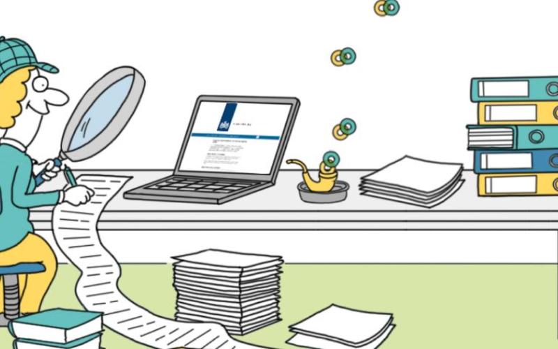 Cartoon: poppetje bekijkt documenten met vergrootglas. Het zit achter een bureau met veel mappen en een laptop
