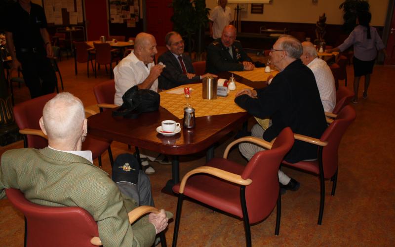 Ombudsman Alex Brenninkmeijer spreekt in tehuis Bronbeek met veteranen