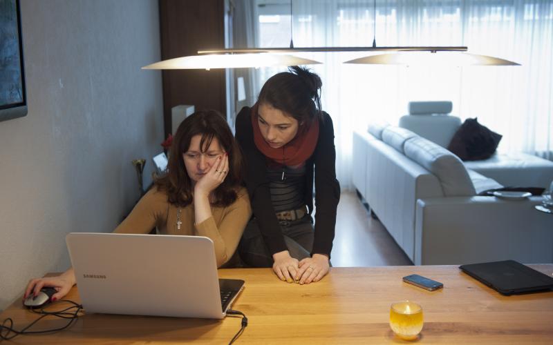 Foto van twee vrouwen achter een laptop