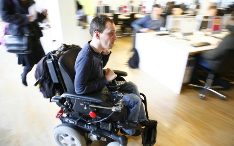 Foto van een jongen in een rolstoel