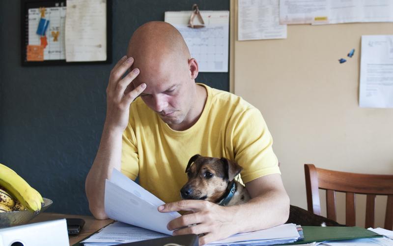 Foto van een man met administratie