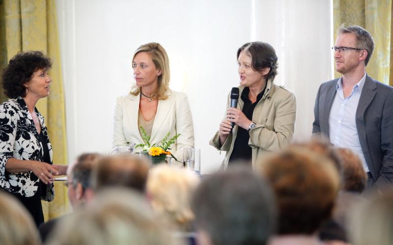Paneldiscussie met Margriet Vroomans (dagvoorzitter), Susi Zijderveld, Marjolijn Februari en David van Reybrouck (Fotograaf: Arenda Oomen) Paneldiscussie met Margriet Vroomans (dagvoorzitter), Susi Zijderveld, Marjolijn Februari en David van Reybrouck (Fotograaf: Arenda Oomen)