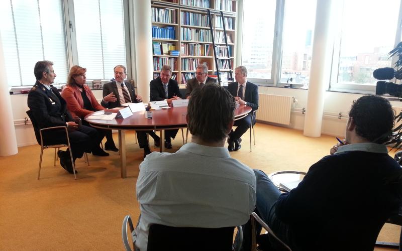 Foto van de persbijeenkomst op het bureau van de Nationale ombudsman over de omgang met spelregels Foto van de persbijeenkomst op het bureau van de Nationale ombudsman over de omgang met spelregels