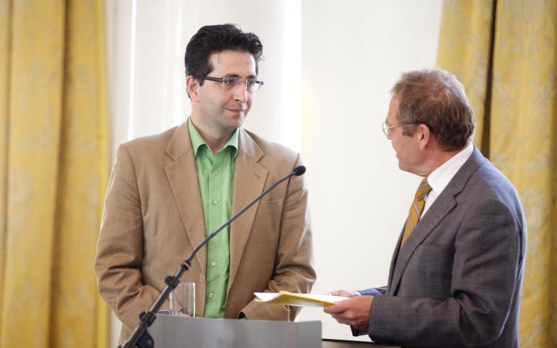 Winnaar essaywedstrijd Agali Mert en Nationale ombudsman, Alex Brenninkmeijer (Fotograaf: Arenda Oomen)