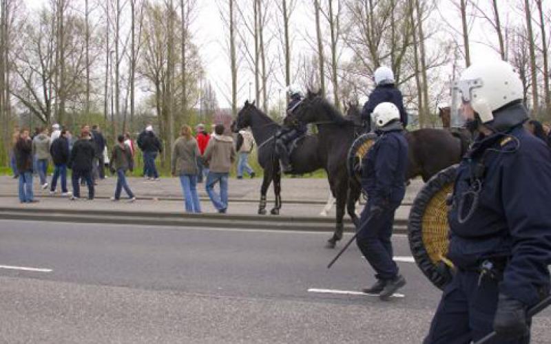 Mobiele Eenheid te paard houden menigte in bedwang