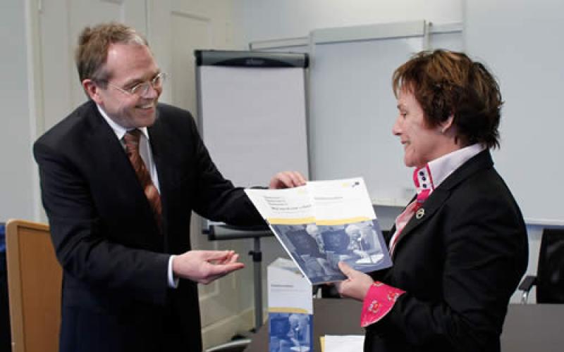 Nationale ombudsman, Alex Brenninkmeijer, overhandigt het rapport aan staatssecretaris Ank Bijleveld