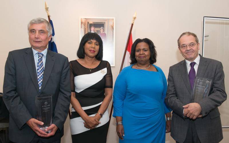 Ulco van de Pol (voormalig ombudsman van Amsterdam), Alba Martijn (ombudsman Curaçao), Marvelyne Wiels (gevolmachtigde minister van Curaçao) en Alex Brenninkmeijer (Nationale ombudsman) | Foto: Nico van der Ven