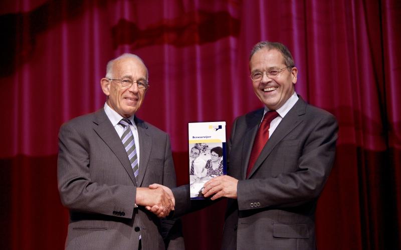 Nationale ombudsman Alex Brenninkmeijer overhandigt de heer W. Scheltema, grondlegger van de Algemene wet bestuursrecht, de Bezwaarwijzer Nationale ombudsman Alex Brenninkmeijer overhandigt de heer W. Scheltema, grondlegger van de Algemene wet bestuursrecht, de Bezwaarwijzer (fotograaf: Arenda Oomen)