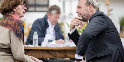 Reinier in gesprek met vrouw