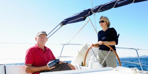 Ouder stel vaart op boot
